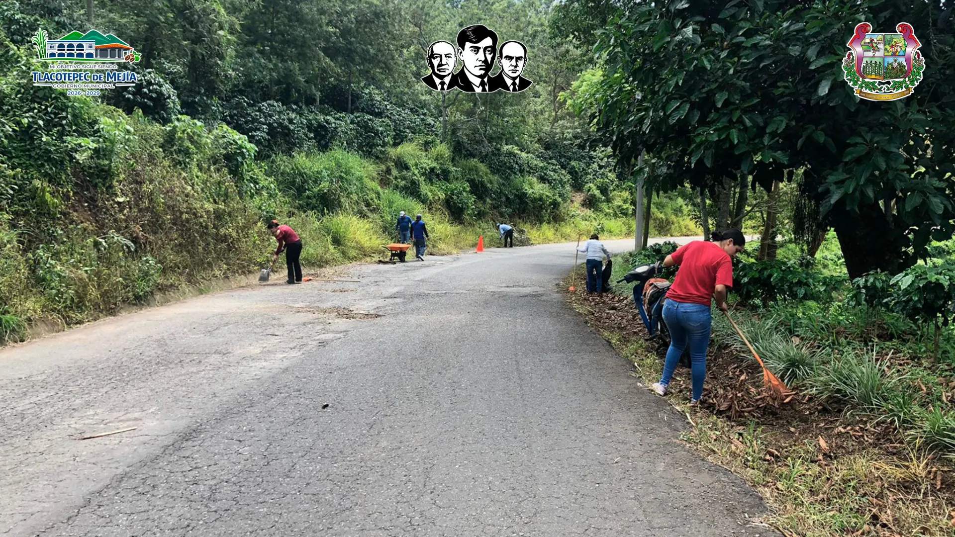 Trabajos de limpieza en la carretera Tubos-Tlacotepec