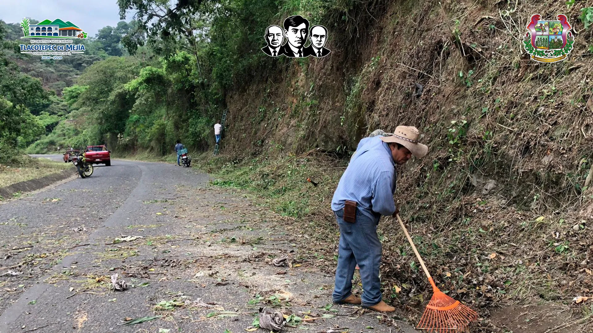 Agente municipal realiza labores de limpieza